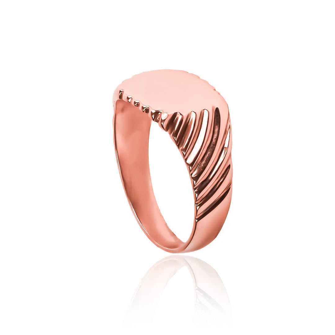 Anillo classic ring child de Joyería Caracas. Hecho de oro 18k y con garantía de por vida, este clásico anillo es perfecto para cualquier niño.
