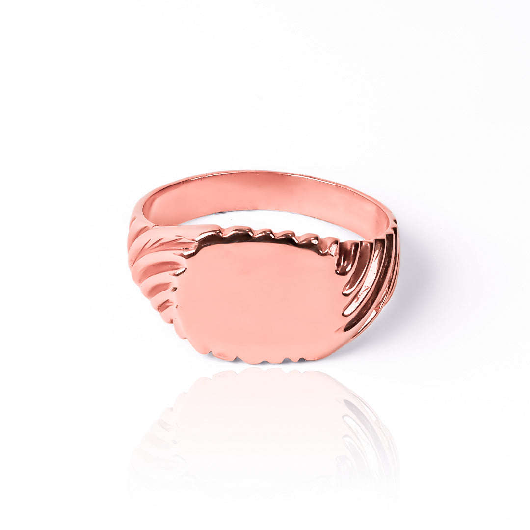 Anillo classic ring child de Joyería Caracas. Hecho de oro 18k y con garantía de por vida, este clásico anillo es perfecto para cualquier niño.