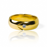 Sumérgete en el lujo y el estilo exclusivo con la Argolla Crystal arrow. Confeccionada con Oro 18K y asegurada con una garantía de por vida, esta argolla te garantiza elegancia duradera. Haz una declaración de moda con cada paso que des.