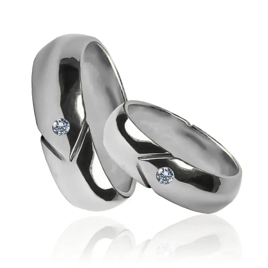 Argollas de matrimonio Crystal Arrow, fabricadas en oro 18k por Joyería Caracas, cada par de argollas cuenta con un certificado de calidad y garantía de por vida.