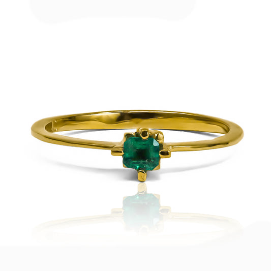 Anillo cuchilla style esmeralda de Joyería Caracas. Confeccionado en oro 18k, su diseño inspirado y adornado con esmeraldas es una verdadera obra de arte. 