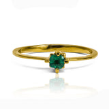 Anillo cuchilla style esmeralda de Joyería Caracas. Confeccionado en oro 18k, su diseño inspirado y adornado con esmeraldas es una verdadera obra de arte. 