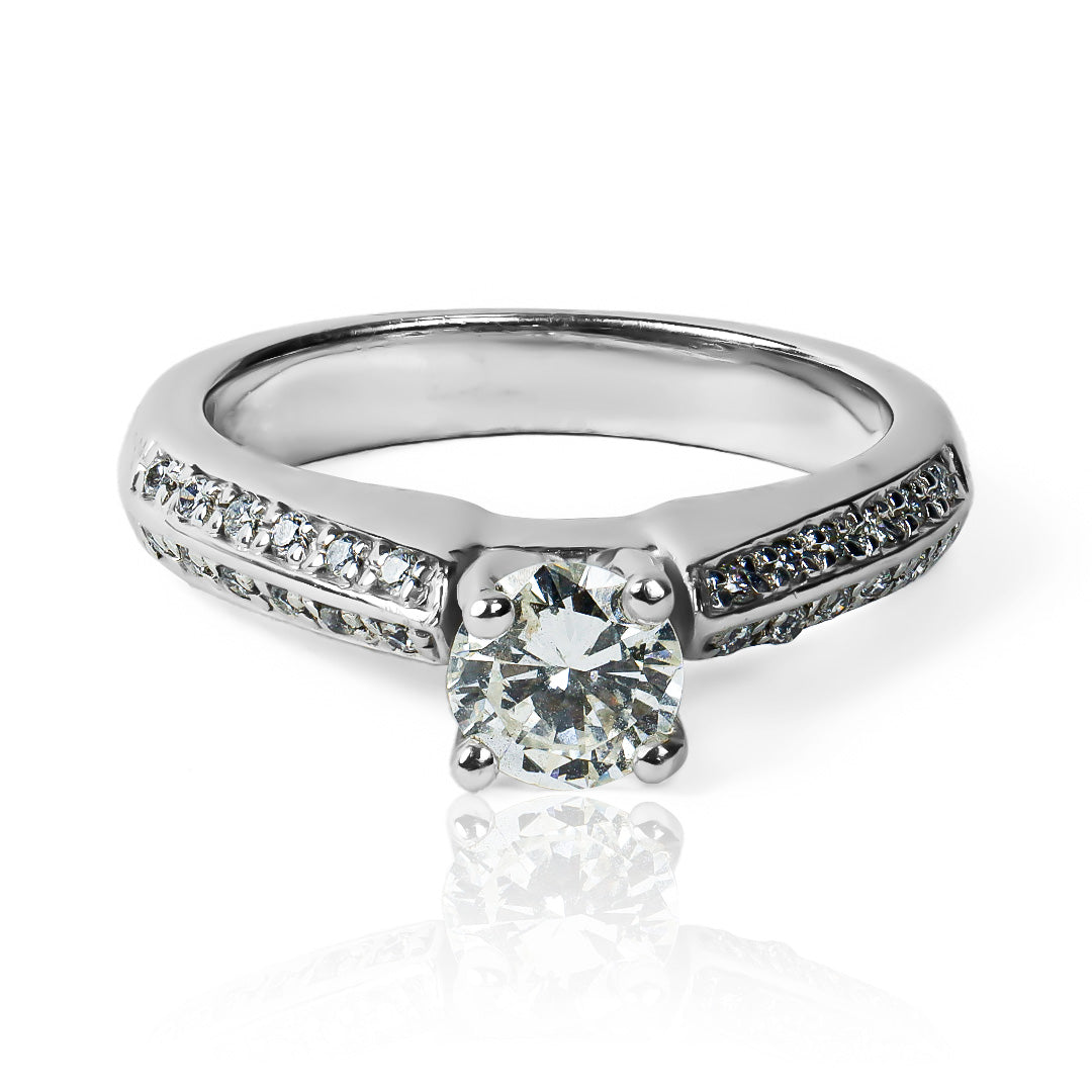 Anillo de compromiso Diamonds Splendor de Joyería Caracas, este impresionante anillo está fabricado con oro de 18 quilates, cuenta con garantía de por vida. 