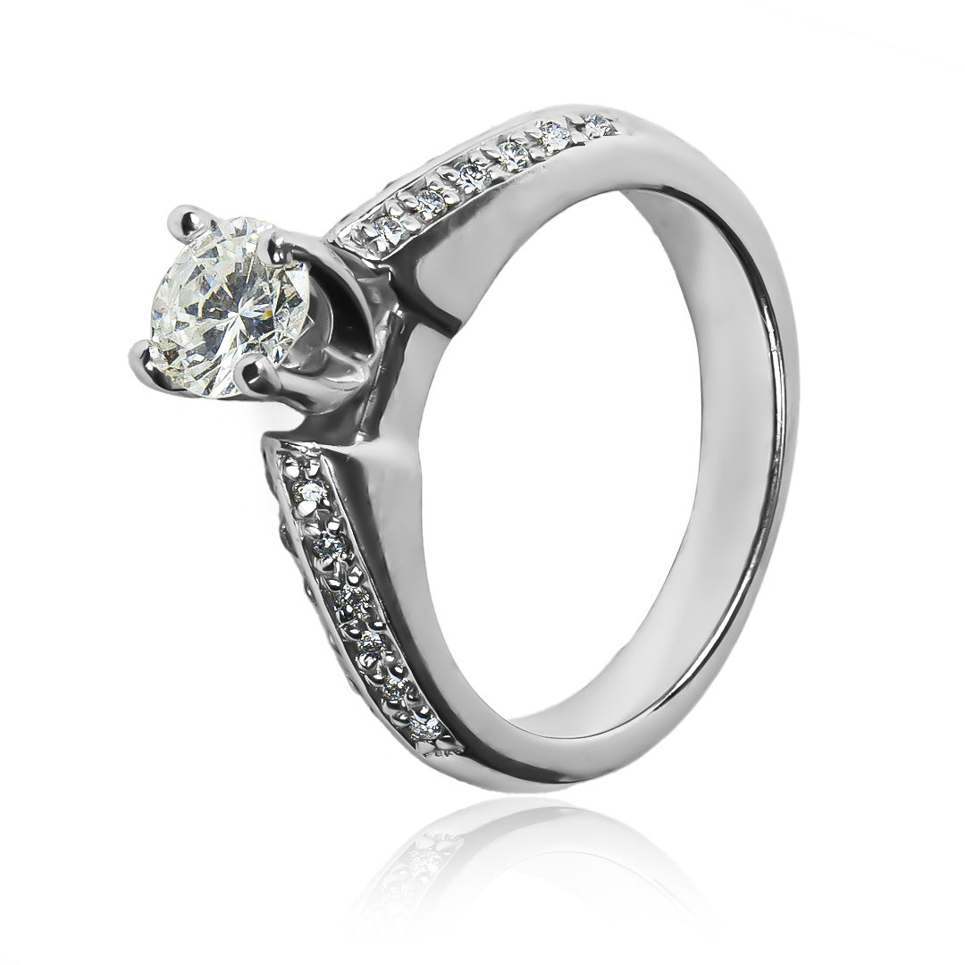 Anillo de compromiso Diamonds Splendor de Joyería Caracas, este impresionante anillo está fabricado con oro de 18 quilates, cuenta con garantía de por vida. 