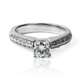 Anillo de compromiso Diamonds Splendor de Joyería Caracas, este impresionante anillo está fabricado con oro de 18 quilates, cuenta con garantía de por vida. 