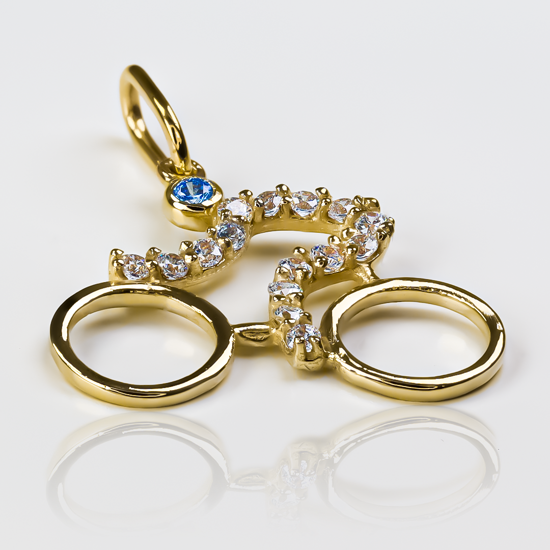 Dije Bici cristales en Oro 18K de la reconocida Joyería Caracas. Con garantía de por vida.