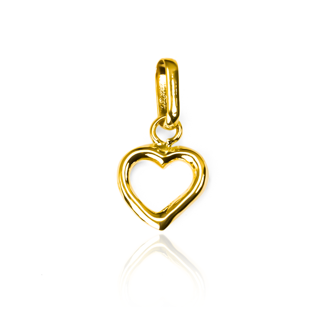 Dije Corazón liso S JT. Bañado en oro de 18K y con la calidad excepcional de Joyería Caracas, este dije es una pieza única. Además, cuenta con garantía de por vida.