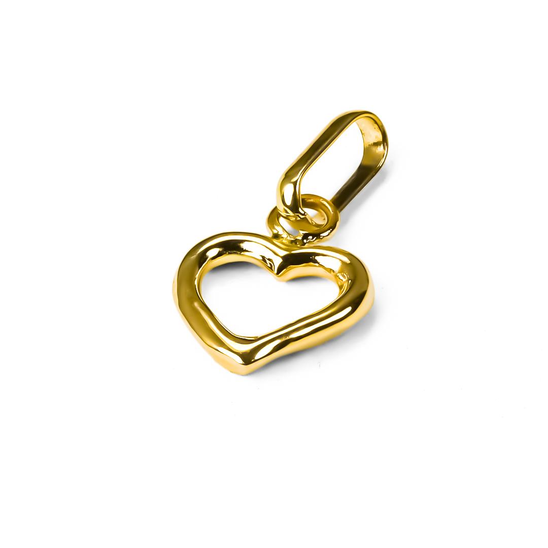 Dije Corazón liso S JT. Bañado en oro de 18K y con la calidad excepcional de Joyería Caracas, este dije es una pieza única. Además, cuenta con garantía de por vida.