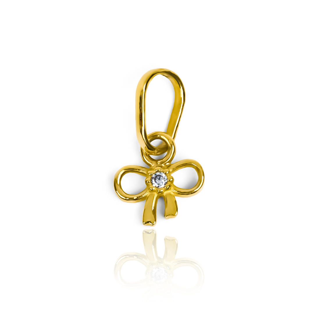 Dije Corbatín JT en oro 18K de Joyería Caracas, este accesorio exclusivo viene con una garantía para toda la vida.