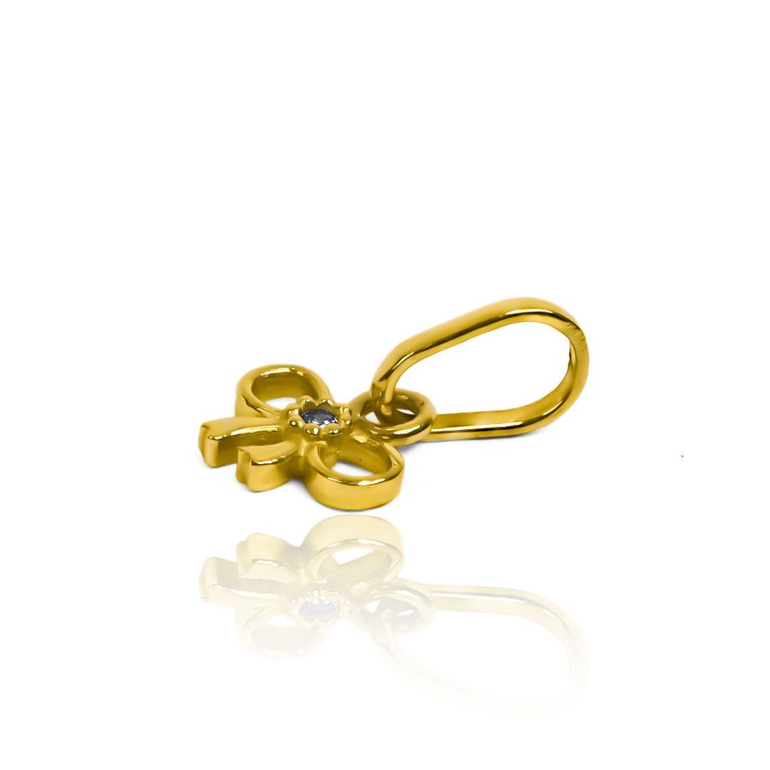 Dije Corbatín JT en oro 18K de Joyería Caracas, este accesorio exclusivo viene con una garantía para toda la vida.