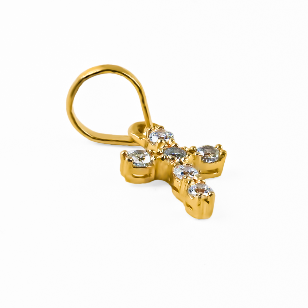 Dije Cruz S con cristales JT está elaborado con oro 18K de la reconocida Joyería Caracas. Con su elegante diseño y su garantía para toda la vida.