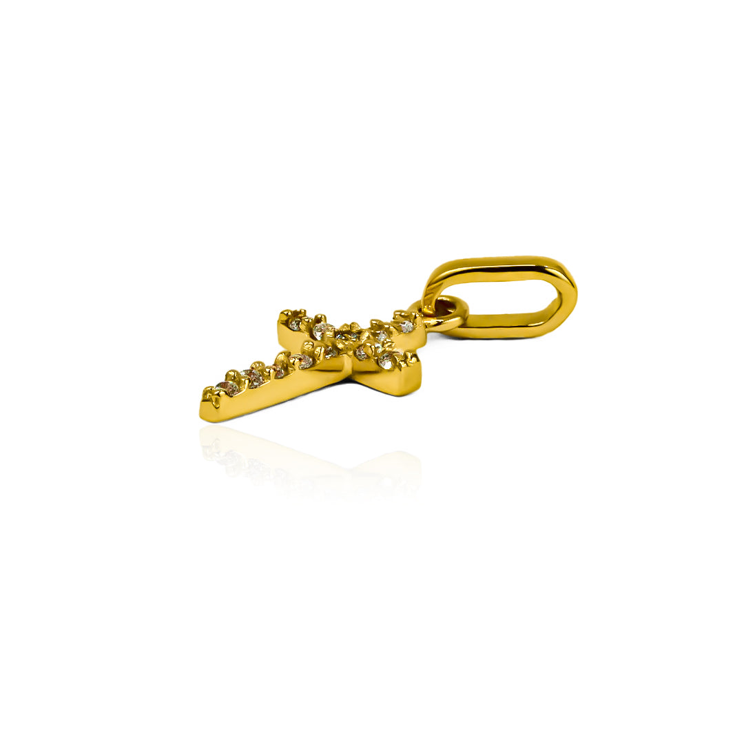 Dije Cruz cristal S JC es una obra maestra de Joyería Caracas. Confeccionado en Oro 18K, cuenta con garantía de por vida. 
