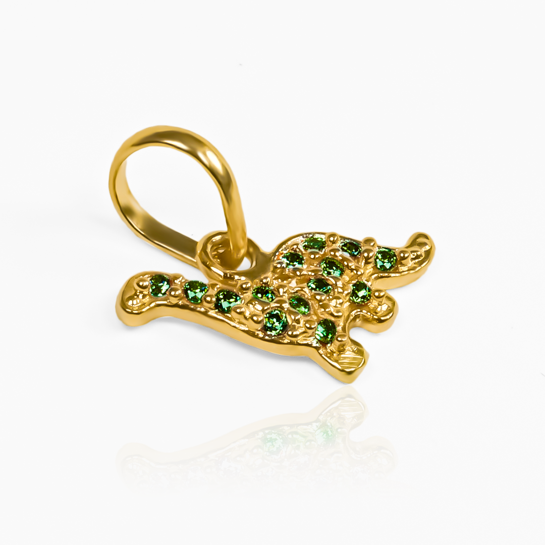 Dije Dino cristales green JT. Hecho con oro de 18K y Joyería Caracas, cuenta con garantía de por vida. 
