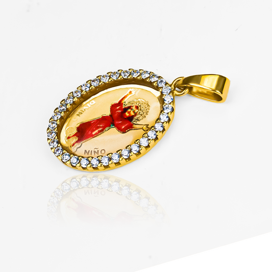 Dije Divino niño RED cristal I. Confeccionado en oro 18K por Joyería Caracas, cuenta con garantía de por vida. 