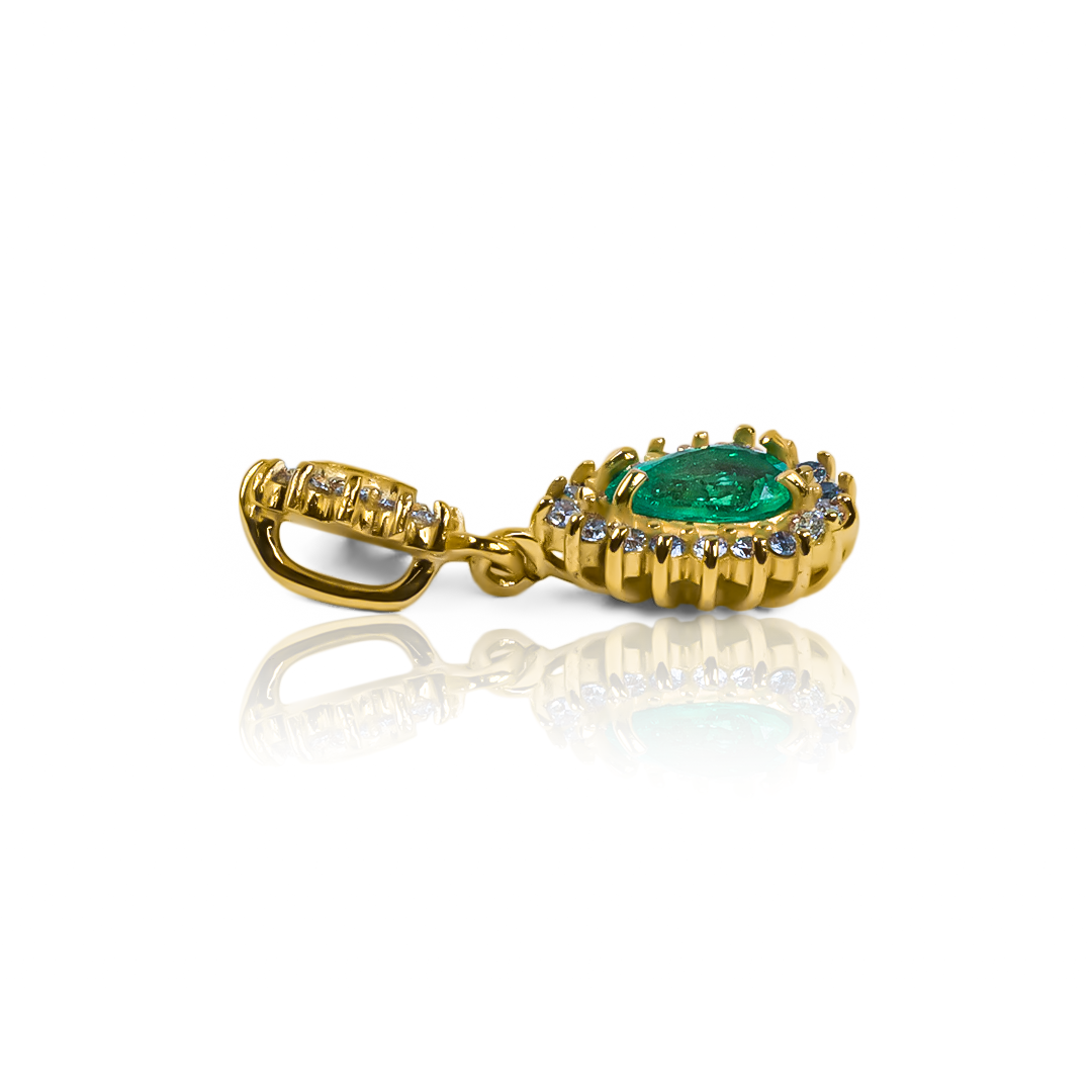 Dije Emerald Drop (Pieza Única), este hermoso dije, hecho de oro 18K por Joyería Caracas, cuenta con garantía de por vida. 