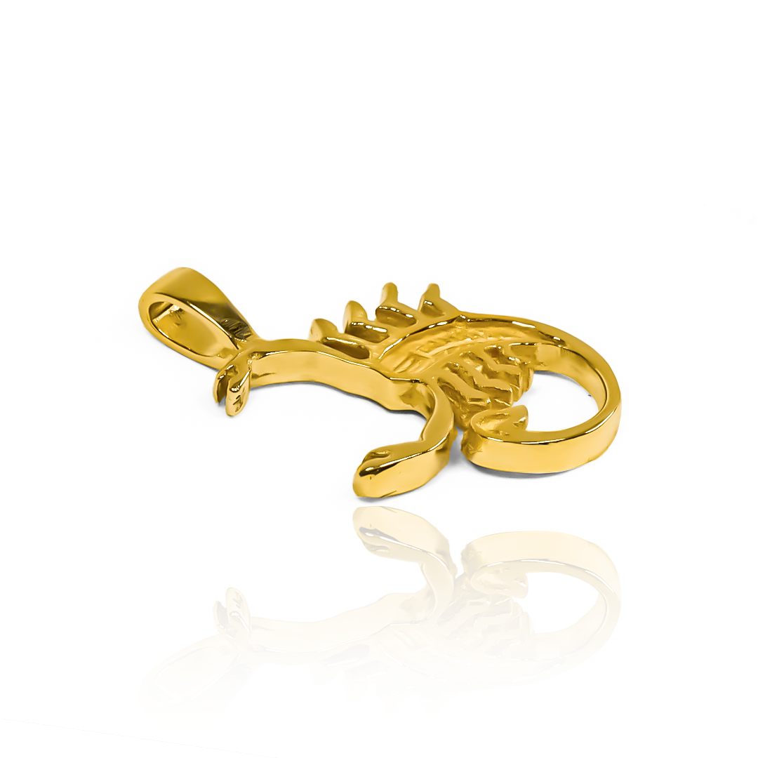 Dije Escorpión bañado en oro de 18K. Una joya de Joyería Caracas con garantía para toda la vida.