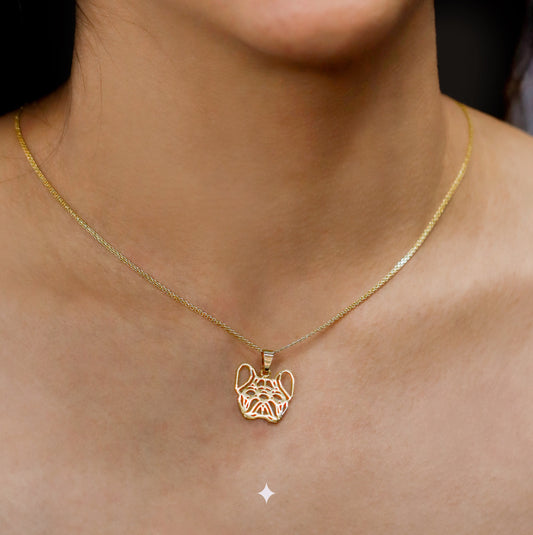 Cuello de mujer con cadena y dije en forma de perrito bulldog francés en oro amarillo de 18 quilates, hecho en Joyería Caracas. 
