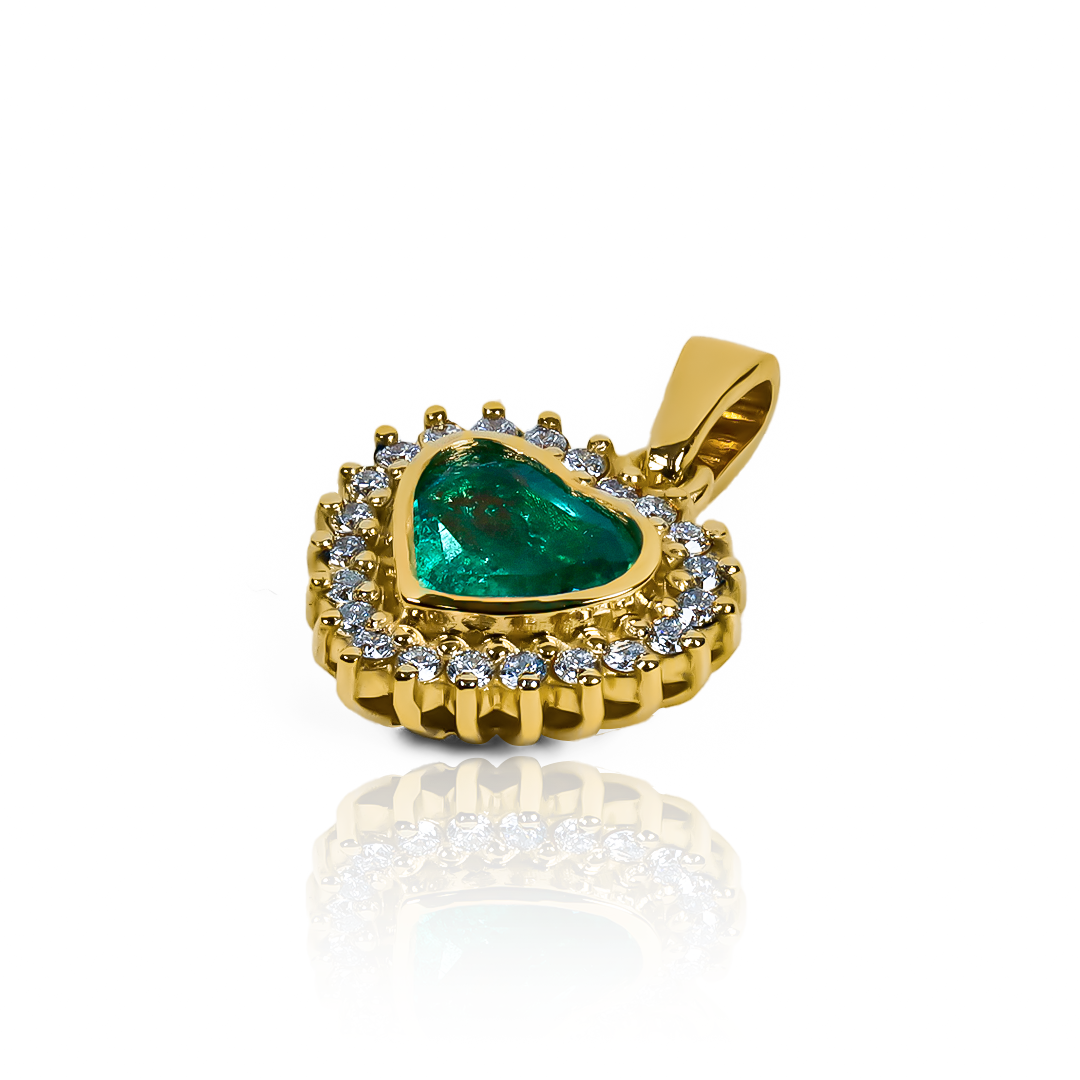 Dije Heart. Con una piedra preciosa de esmeralda y diamantes en un soporte de oro 18K, esta joya de Joyería Caracas ofrece garantía de por vida.