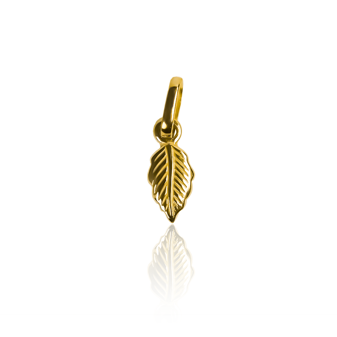 Dije Hoja Mini J de oro 18K de Joyería Caracas, cuenta con garantía de por vida. 