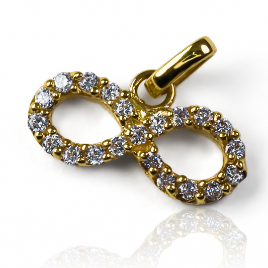 Dije Infinito J cristales, Fabricado por Joyería Caracas en oro 18k, el cual cuenta con garantía de por vida.