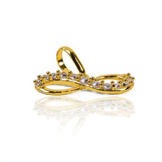 Dije Infinity Cristales JT. Hecho de oro 18K y con la garantía de Joyería Caracas para toda la vida.