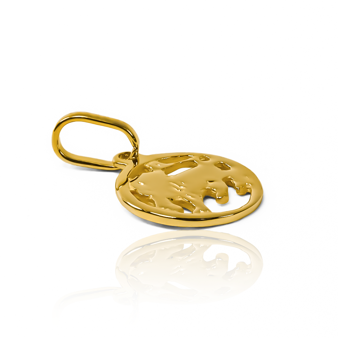 Dije Leo. Fabricado en oro de 18 quilates por la prestigiosa Joyería Caracas. Con una garantía de por vida.