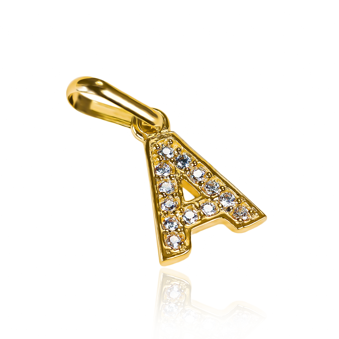 Dije Letra A crystal JT es un verdadero tesoro de Joyería Caracas. Confeccionado en oro 18K, cuenta con garantía de por vida. 