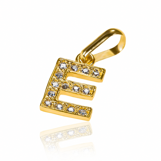 Dije Letra A crystal JT es un verdadero tesoro de Joyería Caracas. Confeccionado en oro 18K, cuenta con garantía de por vida. 
