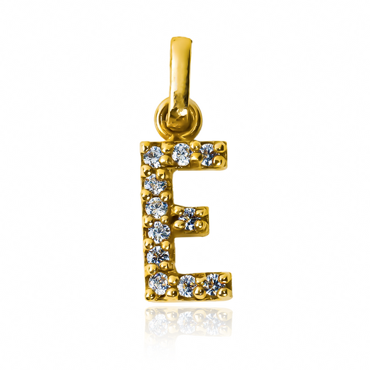 Dije Letra E crystal JC hecho de oro 18K y diseñado por Joyería Caracas, cuenta con garantía de por vida. 