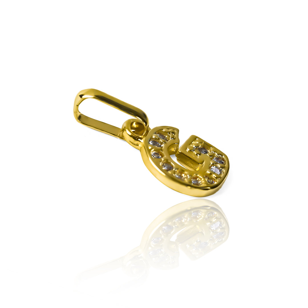 Dije de letra G está hecho de oro 18K y cuenta con un delicado cristal mini JT. Con su diseño exclusivo de Joyería Caracas y garantía para toda la vida.