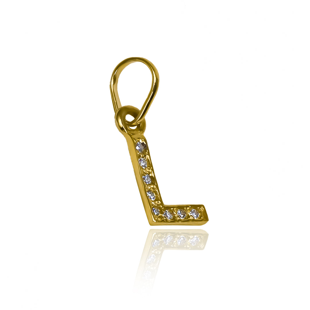 Dije Letra L crystal JT está hecho de Oro 18K con calidad de Joyería Caracas. Cuenta con garantía de por vida. 