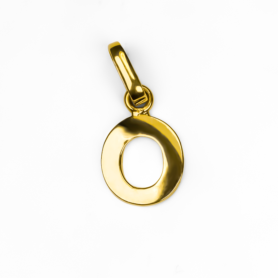 Dije Letra O básica JC. Fabricado en Oro 18K y diseñado por Joyería Caracas, cuenta con garantía de por vida. 