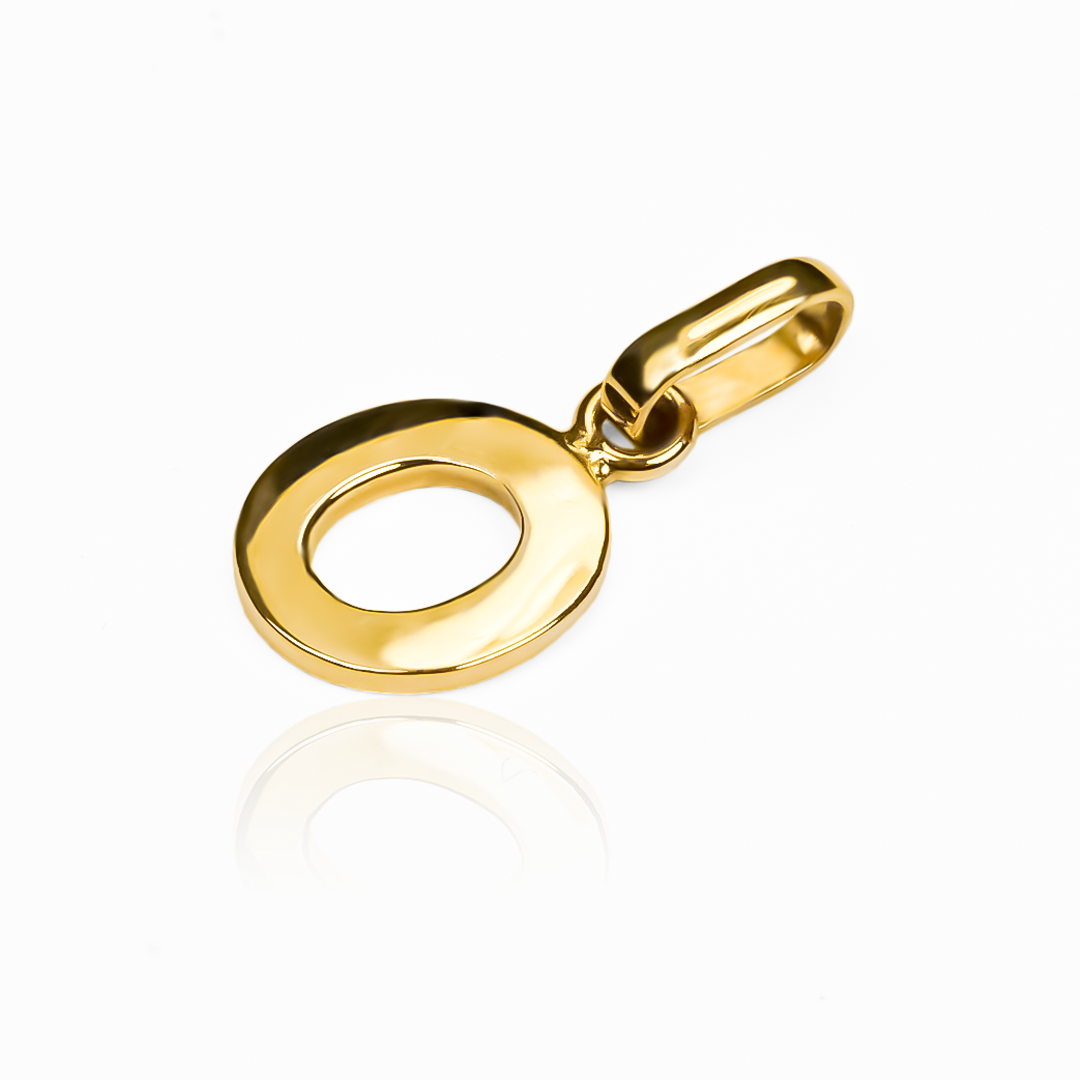 Dije Letra O básica JC. Fabricado en Oro 18K y diseñado por Joyería Caracas, cuenta con garantía de por vida. 