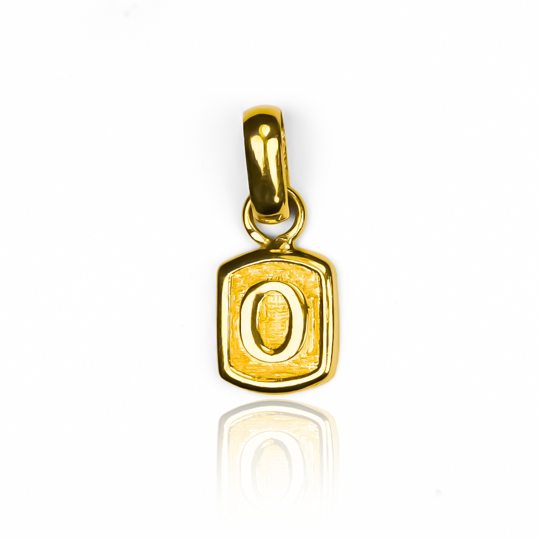 Dije Letra O square JC, elaborado con oro 18K de Joyería Caracas. Con garantía para toda la vida.