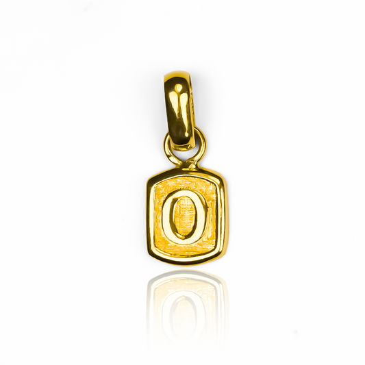 Dije Letra O square JC, elaborado con oro 18K de Joyería Caracas. Con garantía para toda la vida.