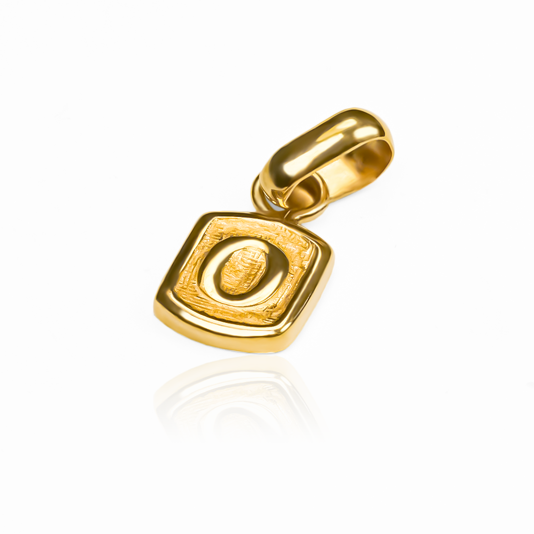 Dije Letra O square JC, elaborado con oro 18K de Joyería Caracas. Con garantía para toda la vida.