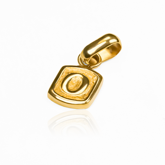 Dije Letra O square JC, elaborado con oro 18K de Joyería Caracas. Con garantía para toda la vida.