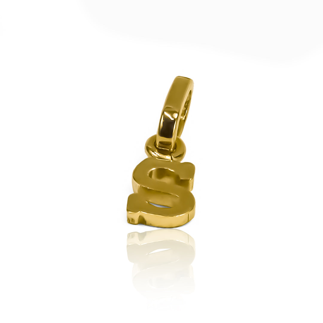 Dije de la letra S mini JC está elaborado con oro de 18K. Hecho por Joyería Caracas, con garantía para toda la vida.