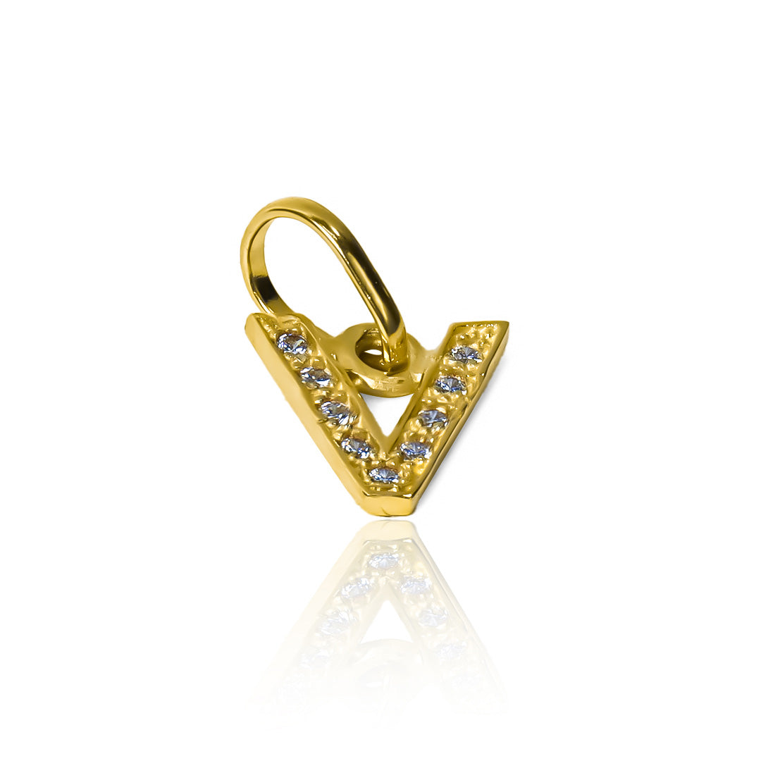 Dije Letra V crystal JT. Confeccionado con Oro 18K y un diseño de la reconocida Joyería Caracas, cuenta con garantía de por vida. 