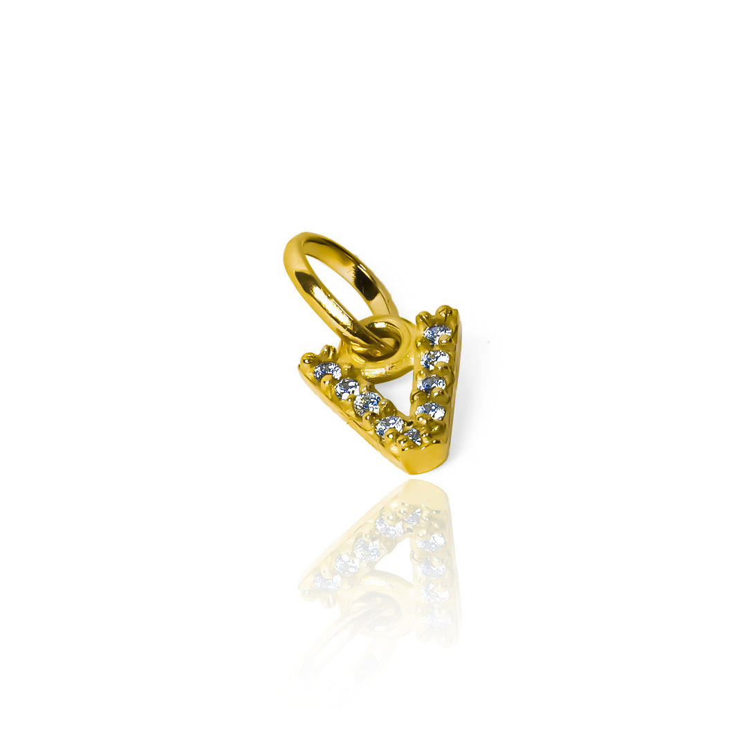 Dije Letra V crystals JT es una obra de arte en Oro 18K de la exclusiva Joyería Caracas. Con su garantía para toda la vida.