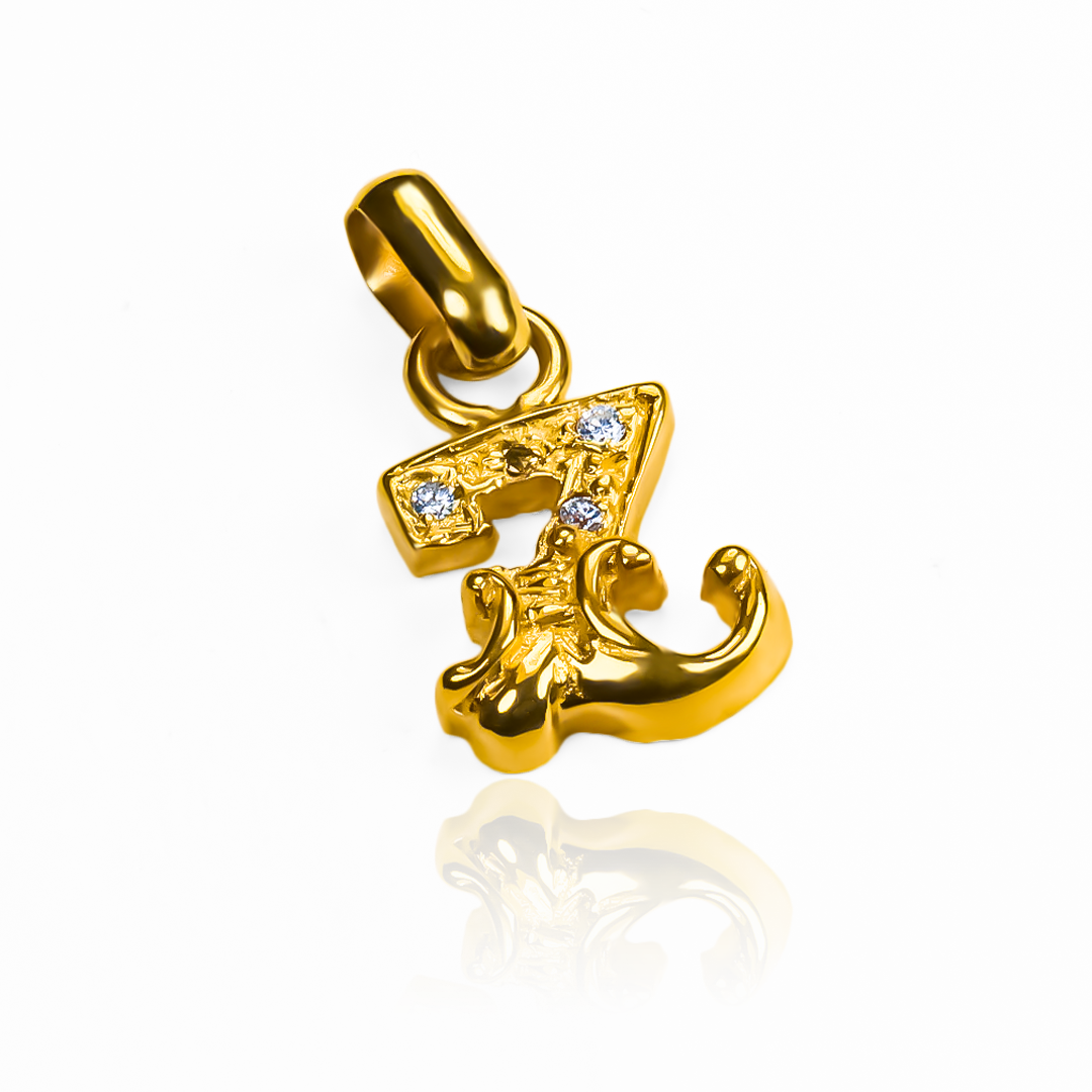 Dije Letras españolas. Hecho de oro 18K y diseñado por Joyería Caracas, cuenta con garantía de por vida. 