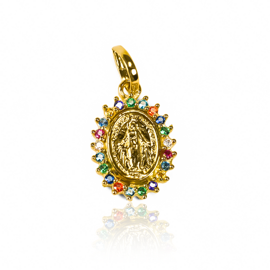 Dije Milagrosa Multicolor M JT es una pieza de joyería única en su clase. Fabricada en oro de 18K de Joyería Caracas, cuenta con garantía de por vida. 