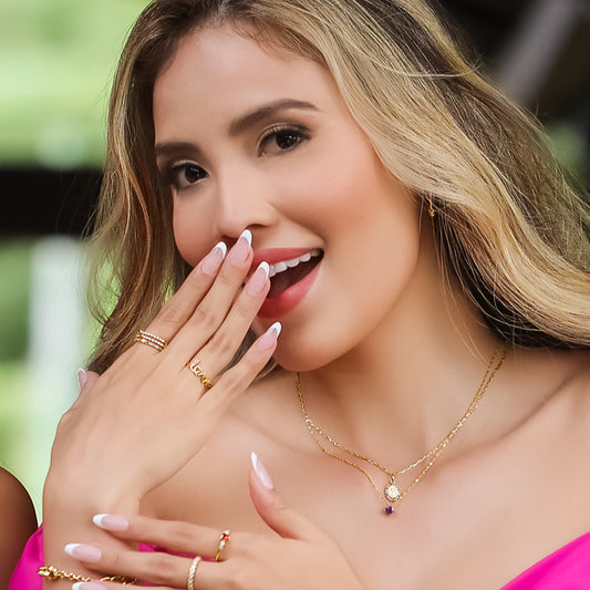 Cuello de mujer con cadena y dije de la Virgen Milagrosa en oro amarillo de 18 quilates con cristales de distintos colores, hecho en Joyería Caracas. 