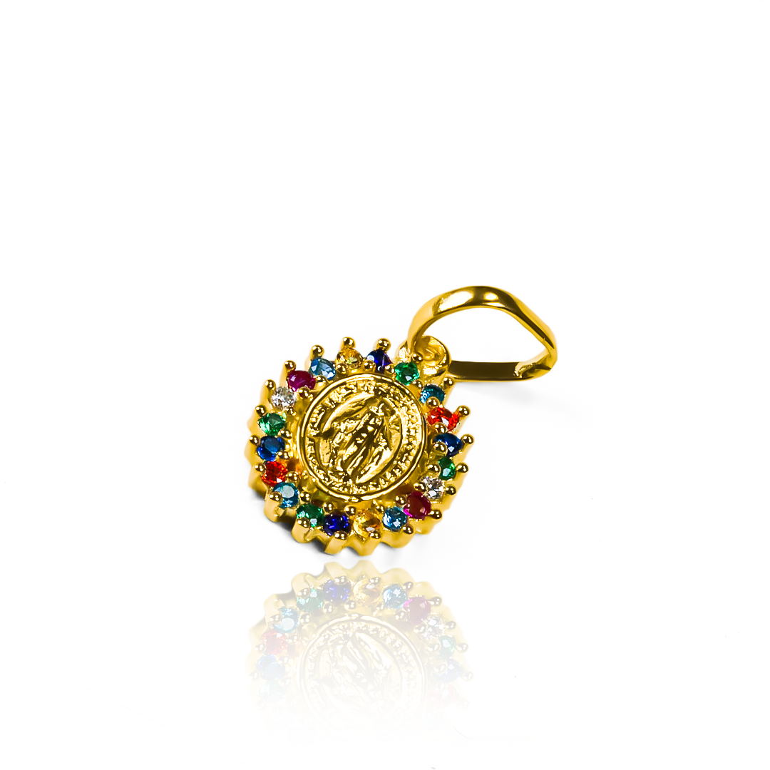 Dije Milagrosa Multicolor S JT, creado con oro 18K y elaborado por la prestigiosa Joyería Caracas. Con garantía para toda la vida.