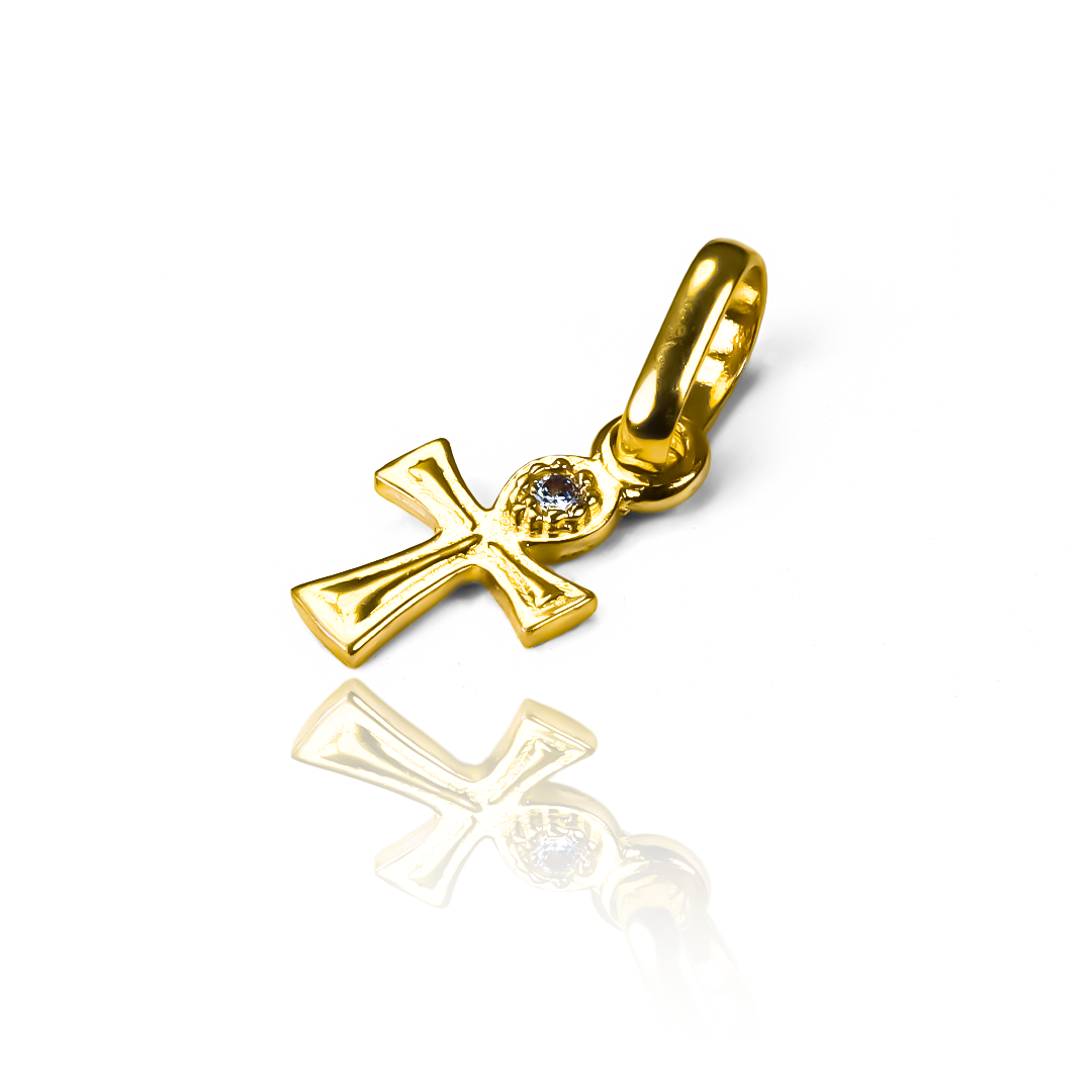 Dije de la marca JT destaca por su elegante mini cruz egipcia en oro 18K. Confeccionado por Joyería Caracas, su garantía para toda la vida asegura su calidad y durabilidad.
