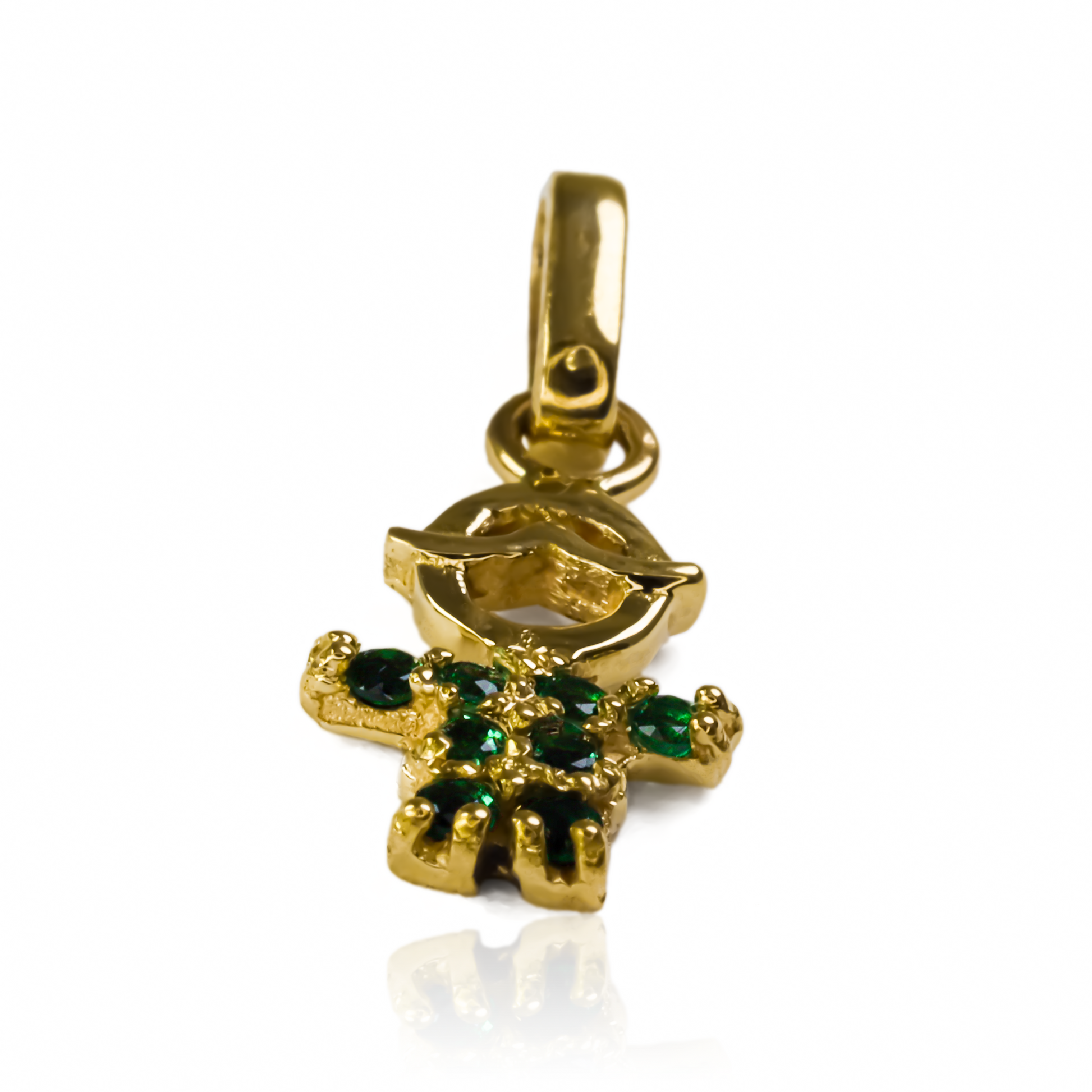 ¡Una joya exclusiva para tu pequeño! Este dije de oro 18K de Joyería Caracas está adornado con cristales brillantes para resaltar su belleza. Con garantía para toda la vida, es una inversión elegante y duradera para el futuro de tu niño.