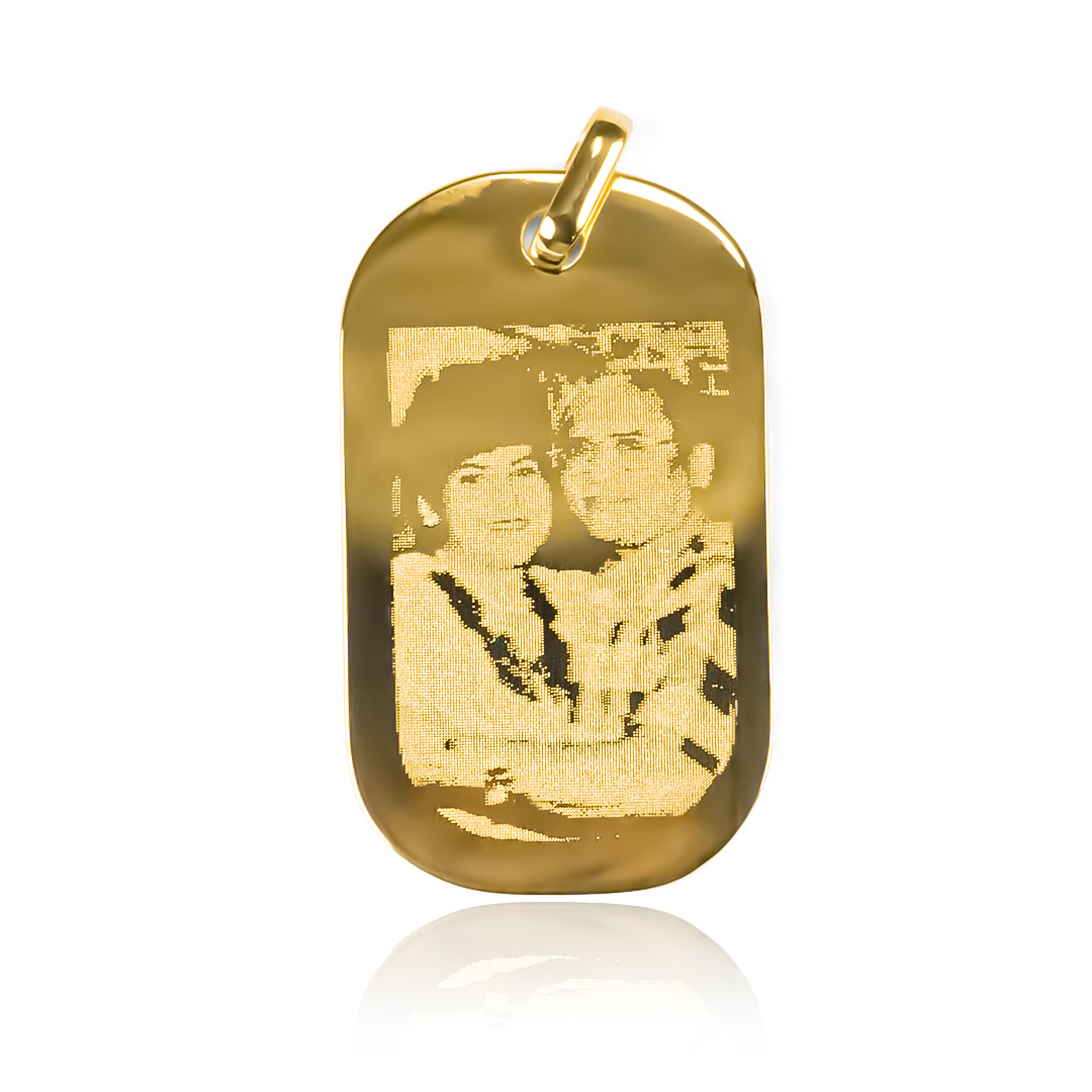 Dije Placa Foto grabada JC en oro 18K de Joyería Caracas es una pieza de lujo que durará toda la vida. Cuenta con garantía de por vida. 