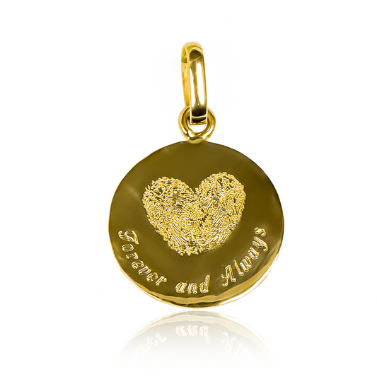 Dije placa personalizada Huellas de amor, hecho con oro de 18k de Joyería Caracas, cuenta con garantía de por vida. 