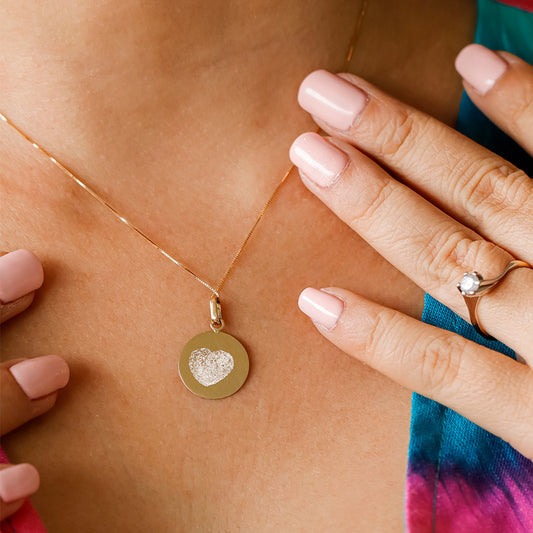 Cuello de mujer con cadena y dije de placa para personalizar con grabado en laser de huellas dactilares en forma de corazón en oro amarillo de 18 quilates, hecho en Joyería Caracas. 
