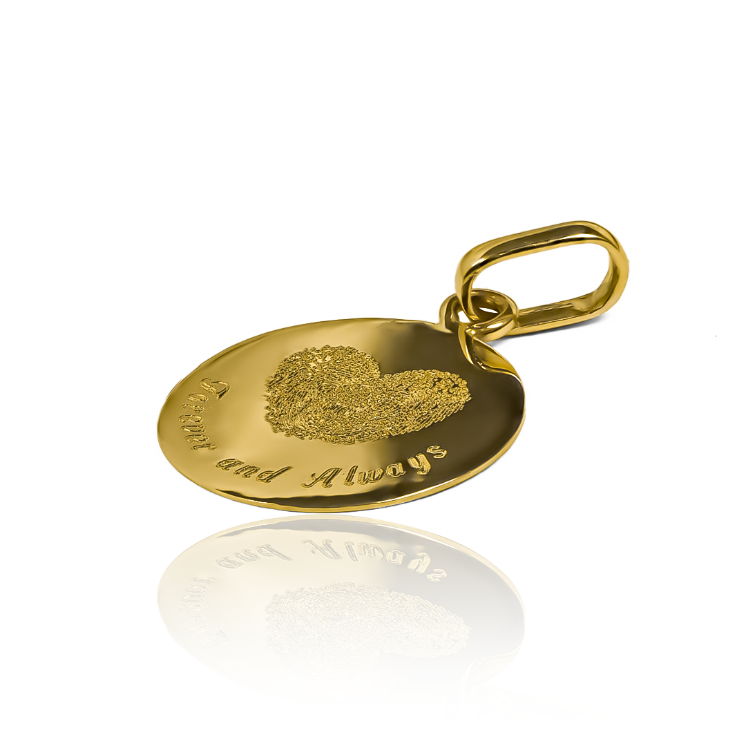 Dije placa personalizada Huellas de amor, hecho con oro de 18k de Joyería Caracas, cuenta con garantía de por vida. 